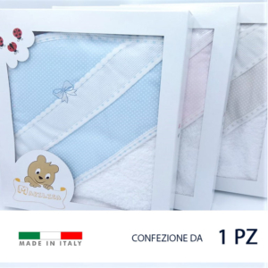 Accappatoio a triangolo da neonato in spugna di cotone 100%, bordato con nastro piquet di cotone tagliato in sbieco a fantasia.