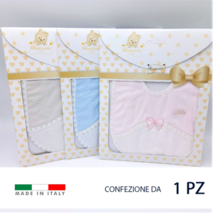 Bavaglino 100% cotone, con base piquet millerighe stampato con motivo pois e bordato con nastro di piquet in cotone tagliato in sbieco a fantasia.