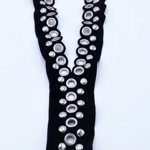 Scollo gioiello, interamente composto da un nastro di velluto nero impreziosito da borchie e asole in metallo color argento