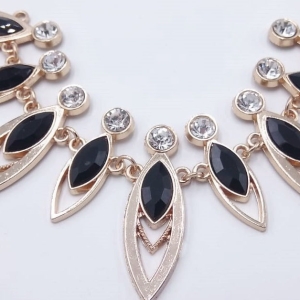 Scollo gioiello, interamente composto da pietre simil cristallo argento pietre effetto madreperla color nero intarsiate e unite tra loro con basi metalliche oro