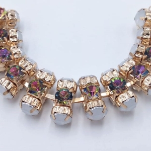 Scollo gioiello, interamente composto da pietre simil cristallo color cipria e naturale intarsiate e unite tra loro con basi metalliche oro