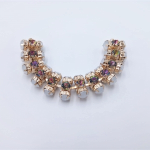 Scollo gioiello, interamente composto da pietre simil cristallo color cipria e naturale intarsiate e unite tra loro con basi metalliche oro