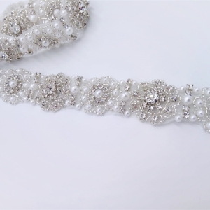 Passamaneria gioiello termoadesiva composta da strass e fili di perle