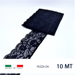 Pizzo raschel elastico con motivo floreale. 80% poliammide e 20% elastam. Prezzo riferito alla confezione da 10 metri. Altezza  5,5 cm circa. Prodotto in Italia.