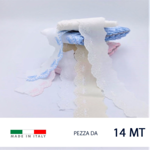 Lista di pizzo sangallo in puro cotone con ricamo fiocco e passanastro in poliestere lucido. Altezza lista 5,5 cm, altezza ricamo 4 cm. Prezzo riferito alla confezione da 14 metri.