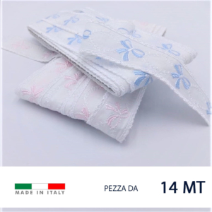 Lista di pizzo sangallo in puro cotone con ricamo orsetto/fiocco e rifinitura su entrambi i lati in poliestere lucido.