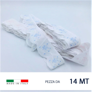 Lista di pizzo sangallo in puro cotone con ricamo orsetto/fiocco e rifinitura su entrambi i lati in poliestere lucido.