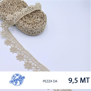 Pizzo macramè lurex in 100% poliestere. Altezza 6 cm. Prezzo riferito alla confezione da 9,5 mt. Prodotto importato.