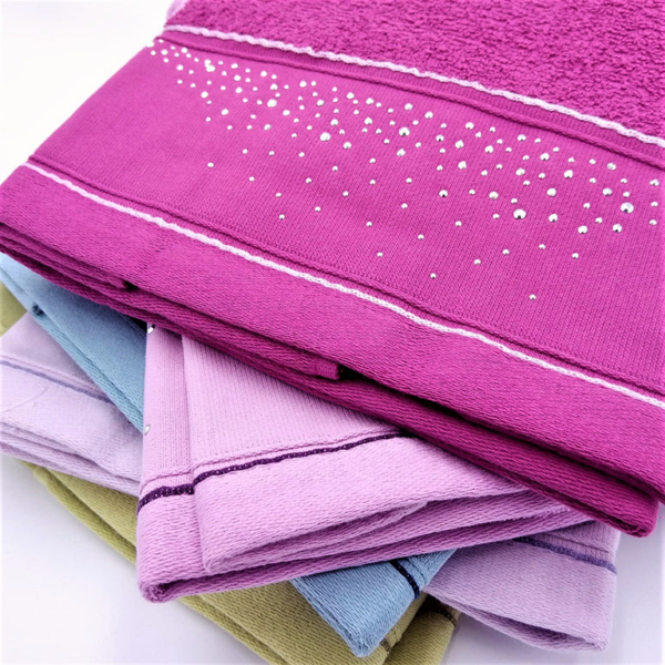 Coppia di asciugamani 100% in cotone con inserti di strass termoadesivi. Confezione da 2 pezzi di cui 1 ospite e 1 salvietta.