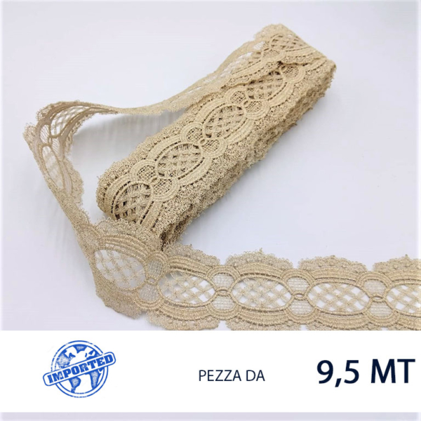 Pizzo macramè con fiori lurex in 100% poliestere.