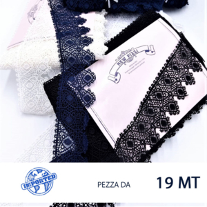 Pizzo macramè con fiori lurex in 100% poliestere.