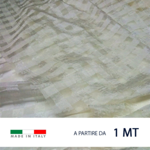Tessuto per tendaggi semitrasparente ed effetto stropicciato, in 100% organza di poliestere.