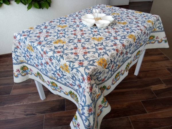 Tovaglia da interno in tessuto Gobelin, 70% cotone 30% poliestere. Rifinita sui bordi con sorfilo decorativo in cotone a tinta. Abbinabile cuscini da divano runner e tovagliette copritavolo Disponibile in tre misure: Quadrata 140 140 cm Da 6 posti 140 x 180 cm Da 12 posti 140 x 240 cm Ideale per decorare tavoli da pranzo o da soggiorno.