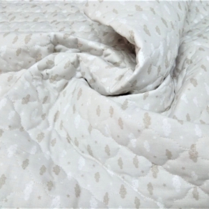 Composto da 3 strati: Tessuto in 100% cotone stampato nuvolette Ovatta da 125 gr Tessuto in 100% cotone stampato pois