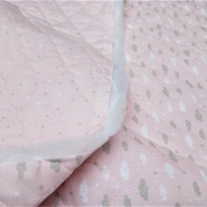 Composto da 3 strati: Tessuto in 100% cotone stampato nuvolette Ovatta da 125 gr Tessuto in 100% cotone stampato pois