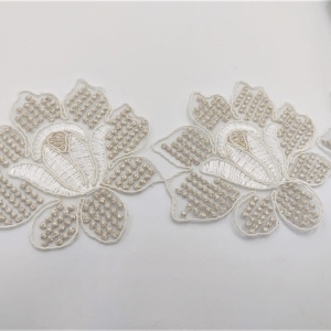 Pizzo 100% poliestere, ricamato su tulle con lavorazione a rebrodè. Modello ritagliabile in modo da ottenere delle applicazioni da abbinare al pizzo. Da 1 metro di pizzo è possibile ricavare 12 applicazioni complete.