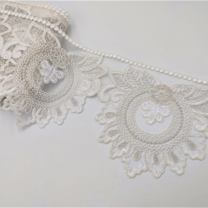 Pizzo 100% poliestere, ricamato su tulle con lavorazione a rebrodè. Modello ritagliabile in modo da ottenere delle applicazioni da abbinare al pizzo. Da 1 metro di pizzo è possibile ricavare 6 applicazioni complete.