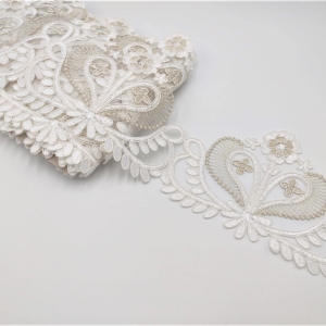 Pizzo 100% poliestere, ricamato su tulle con lavorazione a rebrodè. Modello ritagliabile in modo da ottenere delle applicazioni da abbinare al pizzo. Da 1 metro di pizzo è possibile ricavare 6 applicazioni complete.